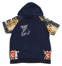 Tmavomodré sportovní tričko s barevnými rukávy a kapucí 