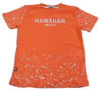 Červené tričko se skvrnami a nápisem