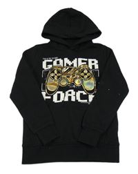 Černá mikina s nápisem a ovladačem a kapucí Chapter young