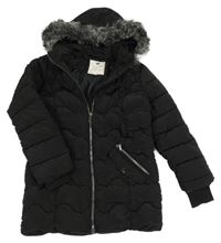 Černá šusťáková prošívaná zimní bunda s kapucí s kožešinou F&F