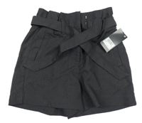 Nové - tmavošedé kraťasy s páskem Next