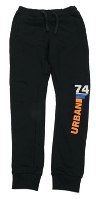 Černé tepláky s nápisem a číslem Yigga