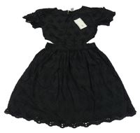 Nové - Černé šaty s průstřihy a madeirou Tu