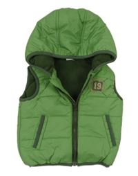 Zelená prošívaná šusťáková zateplená vesta s číslem a kapucí F&F