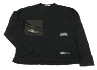 Černé triko s šusťákovou kapsou a nápisem Zara