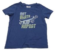 Tmavomodré tričko se skateboardem a nápisem Alive