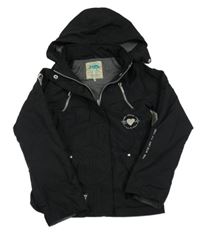 Černá šusťáková jarní bunda s nápisem a kapucí 