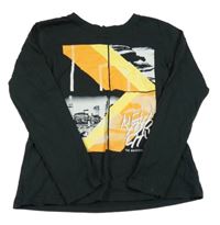 Černé triko s potiskem a nápisem Chapter young