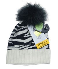 Nové - bílo-černá vzorovaná čepice s bambulí M&S