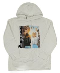 Bílá mikina s dívkami a městem a kapucí C&A