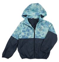 Tmavomodro-modrá/batikovaná šusťáková jarní bunda s nápisy a odepínací kapucí H&M
