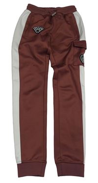 Vínovo-bílé sportovní tepláky s nášivkou a kapsou