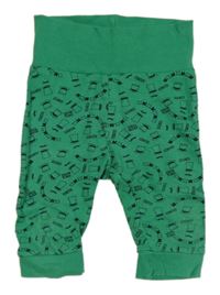 Zelené tepláky s nápisy a klobouky Lupilu