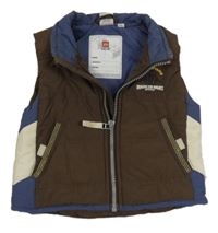 Hnědo-bílo-modrá šusťáková zateplená vesta s výšivkou 