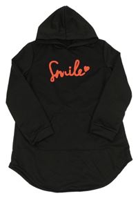 Černé teplákové šaty s nápisem a kapsou a kapucí