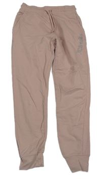 Pudrové tepláky s nápisem