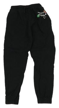 Černé tepláky s nápisy a květy a srdíčkem 