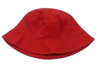 Červený klobouk George