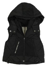 Černá šusťáková zateplená vesta s nápisem a kapucí zn. River Island
