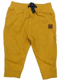 Okrové tepláky s medvědem 