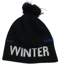 Černá čepice s nápisem a bambulí 