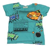 Modré tričko s nápisy a autem 