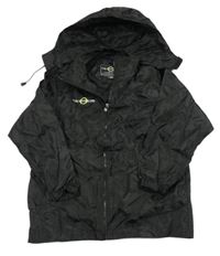 Černá šusťáková sportovní bunda s nápisem a ukrývací kapucí 