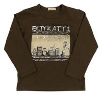 Hnědé triko s nápisem a městem 