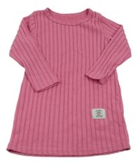 Růžové žebrované úpletové šaty s nášivkou 