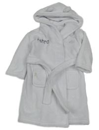 Bílý chlupatý župan s nápisem a kapucí