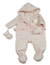 Nové - Světlerůžová šusťáková zimní kombinéza s volánky a kapucí + rukavice + capáčky