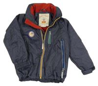 Tmavomodrá melírovaná šusťáková zateplená bunda s nášivkou a ukrývací kapucí