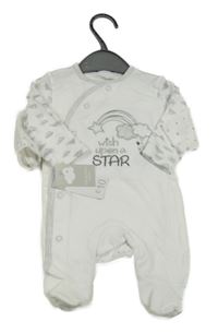 4set - bílý overal s nápisem a duhou + bílo-šedé body s hvězdami + bryndák + čepice Primark