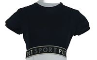 Dámské černé sportovní crop tričko s nápisem PrettyLittle Thing