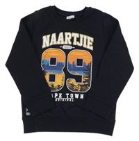 Tmavomodrá mikina s nápisem a číslem 