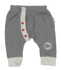 Šedo-bílé tepláky s nášivkou 