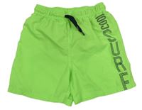 Neonově zelené plážové kraťasy s nápisem Yigga