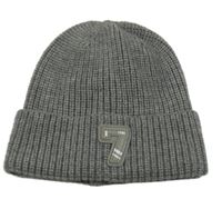 Šedá čepice s nášivkou 