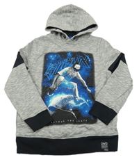 Šedá žíhaná mikina se skejťákem a kapucí C&A