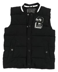 Černá šusťáková prošívaná zateplená vesta s číslem 