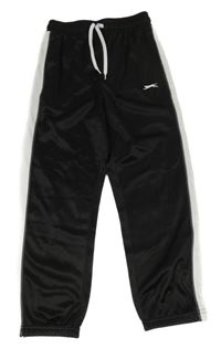 Černo-bílé sportovní tepláky s logem a pruhy Slazenger