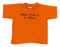Oranžové tričko s nápisem
