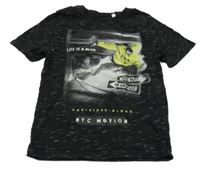 Černé melírované tričko s chlapcem a nápisy C&A