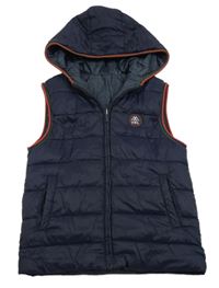 Tmavomodrá šusťáková zateplená oboustranná vesta s nášivkou a kapucí zn. Mayoral