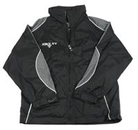 Černo-šedá šusťáková podzimní bunda s ukrývací kapucí 