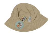 Béžový klobouk s nášivkami 