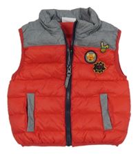 Červeno-šedá šusťáková zateplená vesta s nášivkami