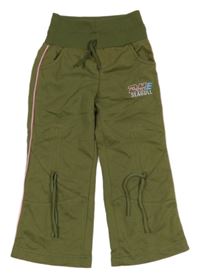 Nové - Khaki tepláky s pruhem a nápisem