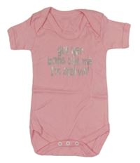 Růžové body s nápisem