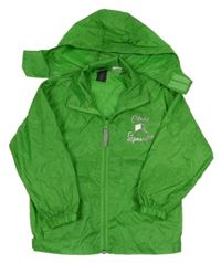 Zelená šusťáková větrovka s nápisem a kapucí 
